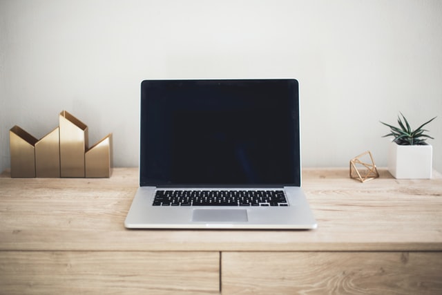 Jak ułożyć laptop na biurku, aby zwiększyć komfort pracy?